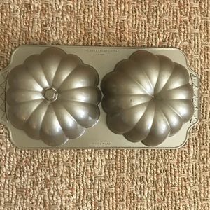 Final Clearance Nordic Ware the great pumpkin Pan 10 cups